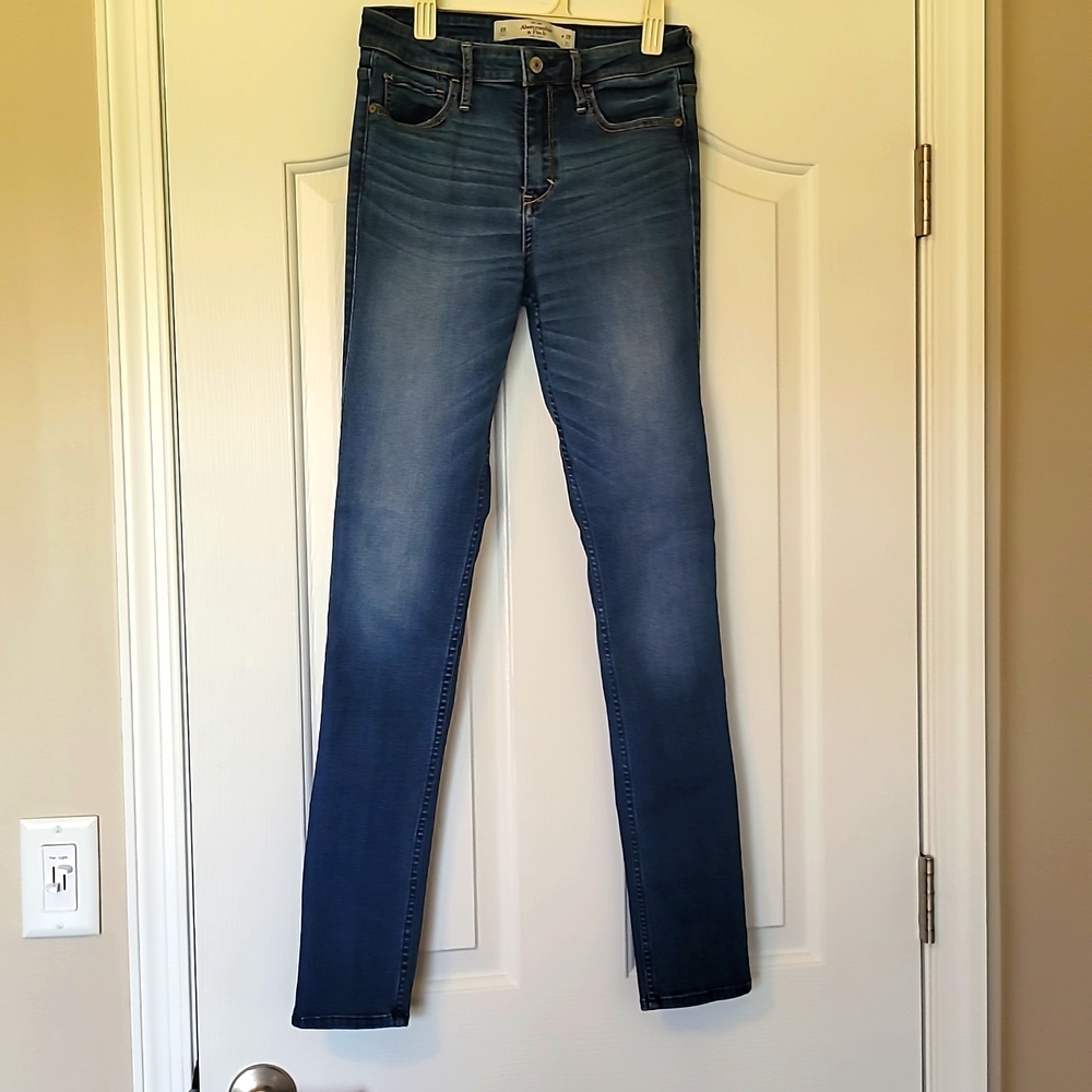 👖Abercrombie and Fitch jeans.